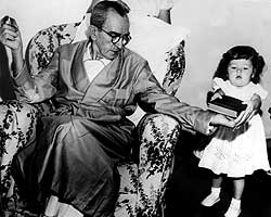 O escritor Graciliano Ramos com a neta em foto de maro de 1953 