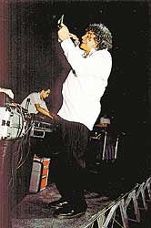 Waly Salomão declama poema durante evento em São Paulo Adriana Elias - 12.abr.2000/Folha Imagem