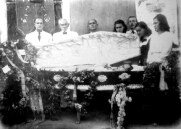  O pesquisador Titus Riedl reuniu fotos de defuntos feitas em vel�rios e enterros para o livro �ltimas Lembran�as