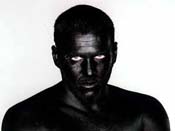 O cantor e compositor pernambucano Otto, 33, pintado de negro para a capa de seu segundo lbum indito, "Condom Black"    Cludia Guimares/Folha Imagem