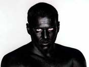 O cantor e compositor pernambucano Otto, 33, pintado de negro para a capa de seu segundo �lbum in�dito, "Condom Black"    Cl�udia Guimar�es/Folha Imagem
